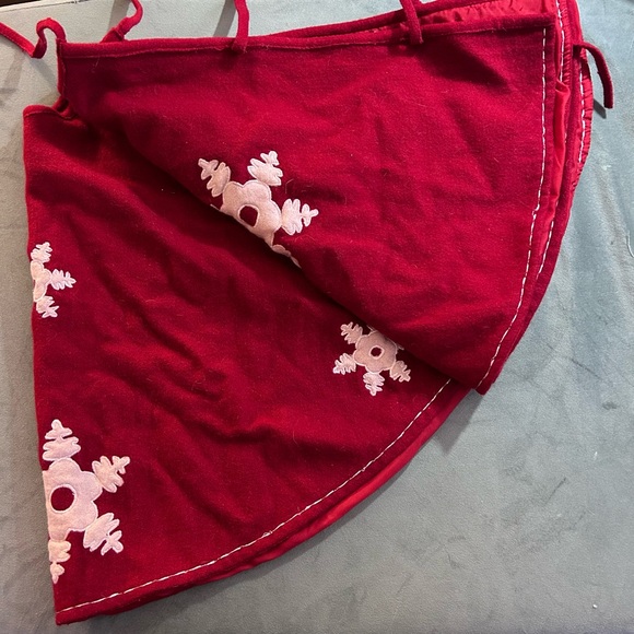 Red Christmas Tree skirt with snowflakes appliqué motif (fully lined) - Picture 2 of 8